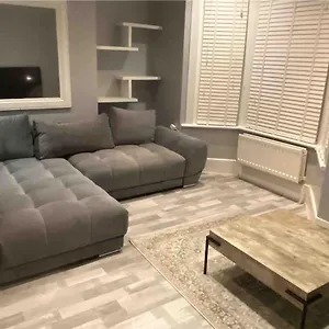 Snug Kingsize Bedroom Flat In London